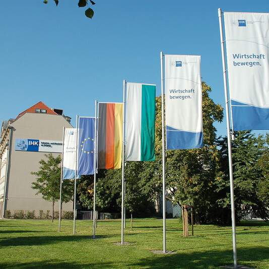 Aufnahme der IHK-Fahnen vor dem Haus