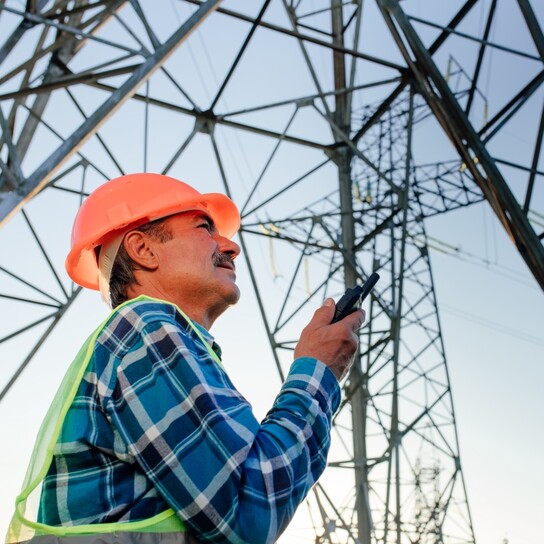 Netzwerktechniker inspiziert Stromleitungen